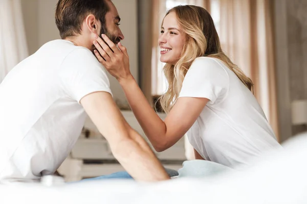 Hermosa pareja joven relajándose en la cama — Foto de Stock