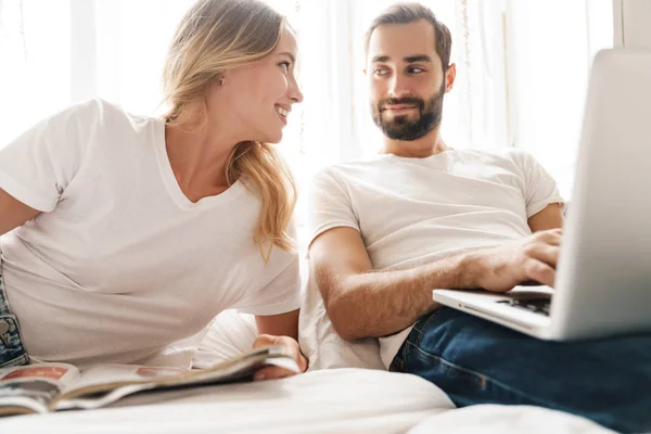 Hermosa pareja joven relajándose en la cama — Foto de Stock