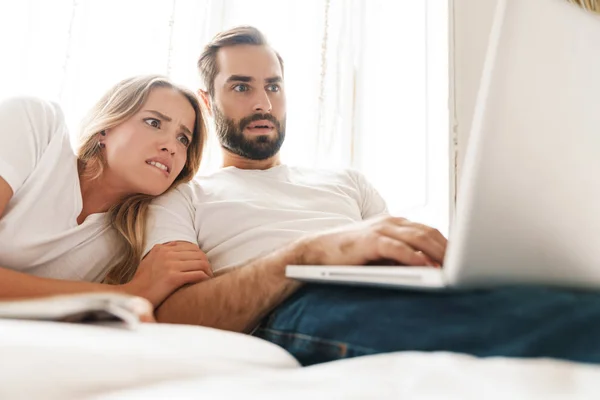 Hermosa pareja joven relajándose en la cama — Foto de Stock