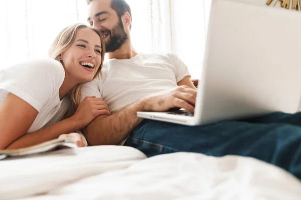 Hermosa pareja joven relajándose en la cama — Foto de Stock