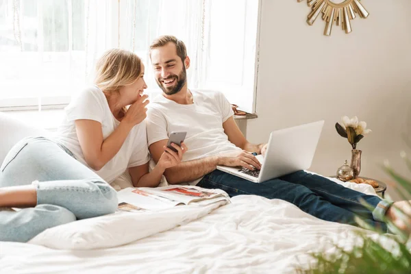 Krásný mladý pár relaxační na posteli — Stock fotografie