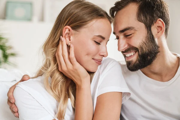 Hermosa pareja joven feliz en el amor abrazando en casa — Foto de Stock