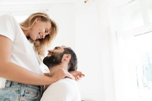 Schönes glückliches junges verliebtes Paar, das sich zu Hause umarmt — Stockfoto