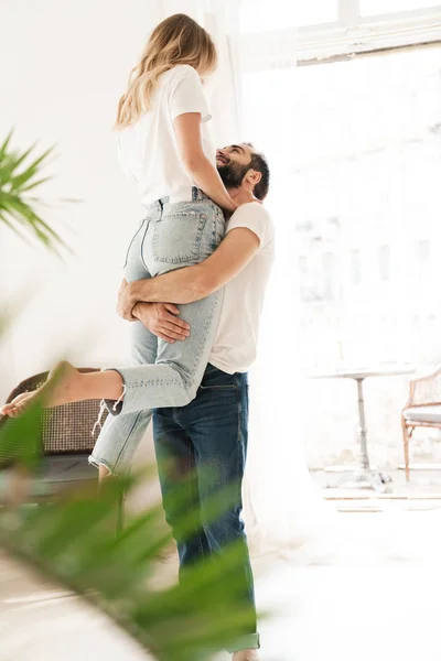 Mooi gelukkig jong paar in liefde omarmen thuis — Stockfoto