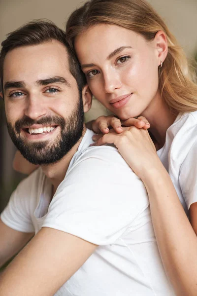 Mooi gelukkig jong paar in liefde omarmen thuis — Stockfoto