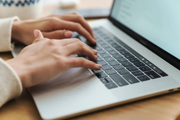 Cropped photo of young caucasian woman typing on laptop — Stock Photo, Image