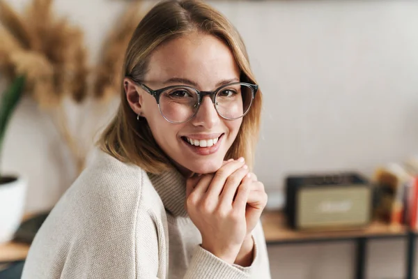 Fénykép mosolygós vonzó nő szemüvegben nézi a kamerát — Stock Fotó