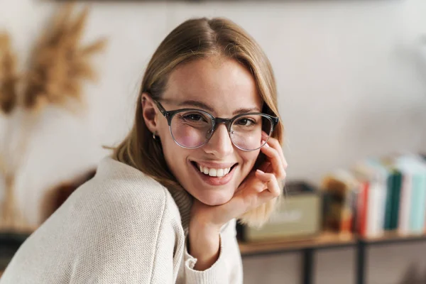 Fénykép mosolygós vonzó nő szemüvegben nézi a kamerát — Stock Fotó
