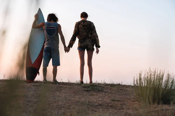 Joyeux jeune couple étreignant tout en se tenant à la plage — Photo