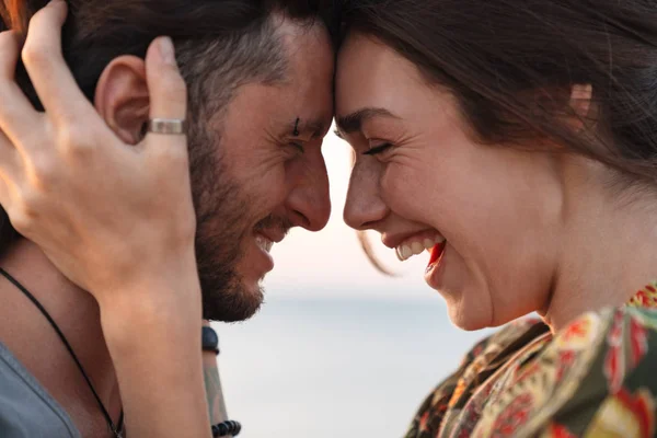 Photo closeup of happy young couple smiling and hugging — Stockfoto