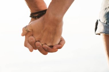 Romantik çiftin el ele tutuşurken çekilmiş bir fotoğrafı.