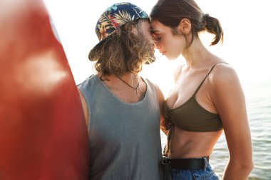 Mutlu, sevimli çiftin gözleri kapalı kucaklaşmalarının yakın çekimi.