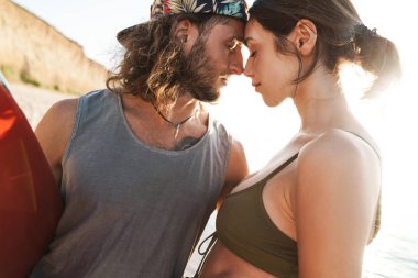 Mutlu beyaz çiftin gözleri kapalı kucaklaşmalarının yakın çekimi.