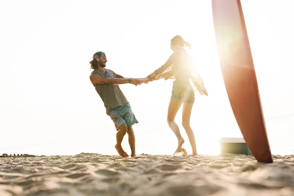 Foto eines fröhlichen kaukasischen Paares, das lächelt und sich dreht — Stockfoto