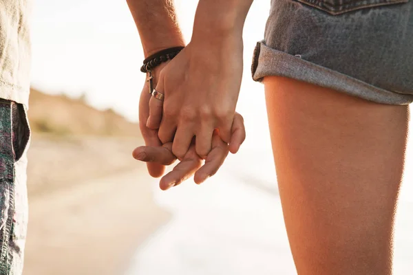 Gesneden foto van romantisch paar hand in hand — Stockfoto