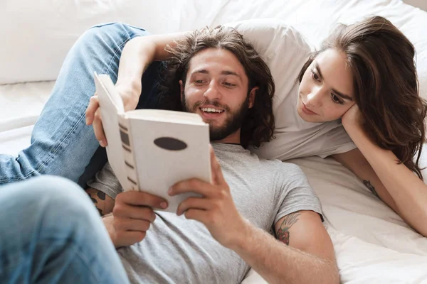 Liebespaar zu Hause liest gemeinsam Buch. — Stockfoto