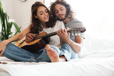 Evde sevgi dolu bir çift gitar çalıyor..