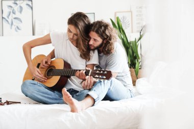 Evde sevgi dolu bir çift gitar çalıyor..