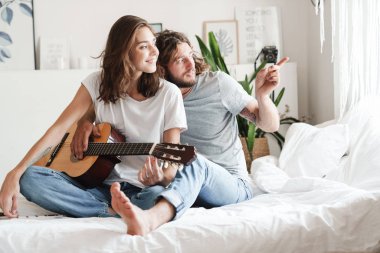 Evde sevgi dolu bir çift gitar çalıyor..