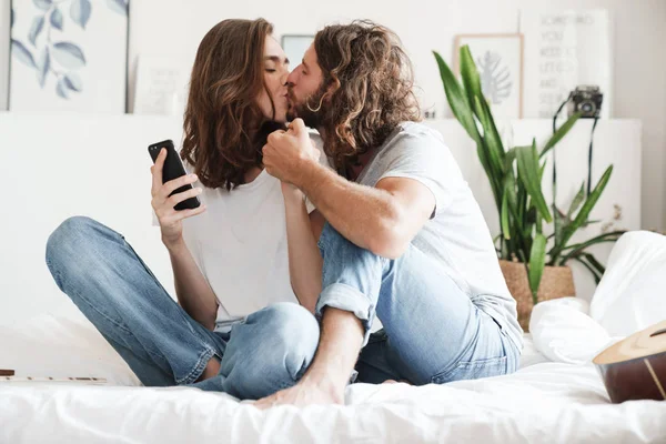 Schönes junges Paar mit Handy — Stockfoto