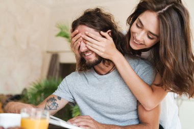 Evde bir çift kahvaltı yapıyor.