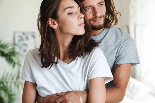 Pareja adentro en casa posando abrazos . — Foto de Stock