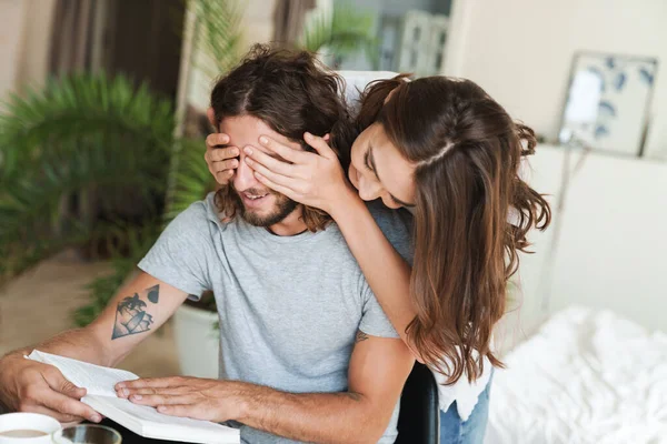 Een paar binnen thuis ontbijten. — Stockfoto