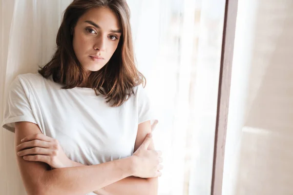 Mujer dentro en casa posando cerca de la ventana . — Foto de Stock