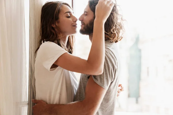 Houden van paar binnen thuis poseren knuffelen. — Stockfoto