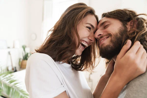 Aimer couple à l'intérieur à la maison posant câlin . — Photo