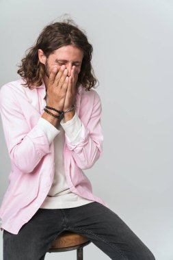 Yakışıklı, genç, sakallı, günlük kıyafetler giyen, izole edilmiş.