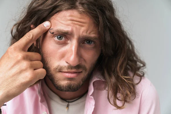 Gros plan d'un jeune homme aux cheveux longs portant une chemise — Photo