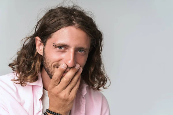 Knappe jonge bebaarde man draagt casual kleding geïsoleerd — Stockfoto