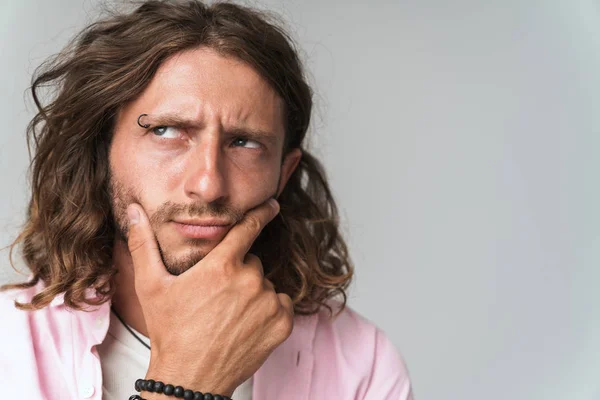 Schöner nachdenklicher junger Mann in lässigem Outfit — Stockfoto