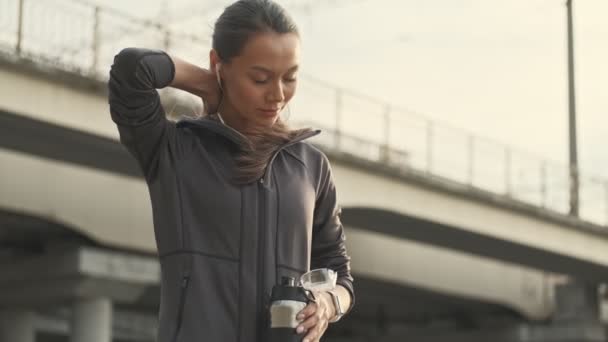 Mistério Muito Asiático Esportes Mulher Fones Ouvido Tocando Seu Pescoço — Vídeo de Stock