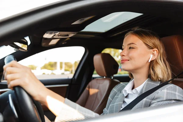 Imagen de joven caucásica exitosa mujer de negocios conduciendo c —  Fotos de Stock