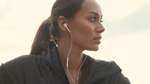 Close Uitzicht Ernstige Mooie Aziatische Sport Vrouw Oortelefoons Opwarmen Weg — Stockvideo