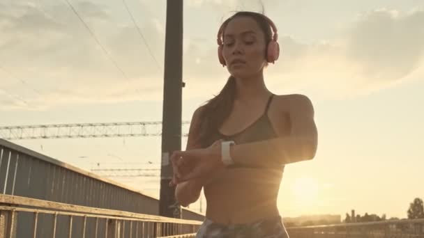 Cansado Calma Muito Asiático Esportes Mulher Fones Ouvido Usando Seu — Vídeo de Stock