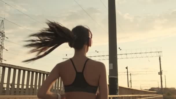 Vista Posteriore Bella Asiatica Donna Sportiva Cuffia Ascoltare Musica Correre — Video Stock