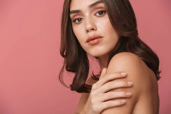 Retrato de primer plano de la encantadora joven mujer sin camisa mirando vino —  Fotos de Stock