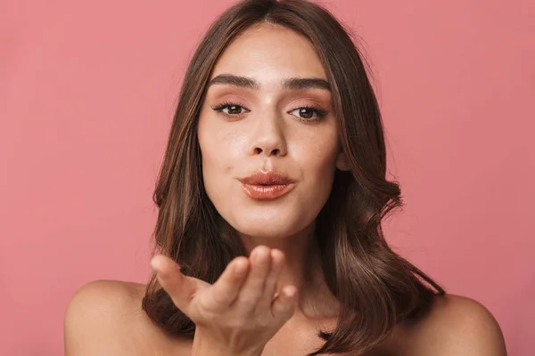 Retrato de la encantadora mujer joven sin camisa soplando aire beso en la leva —  Fotos de Stock