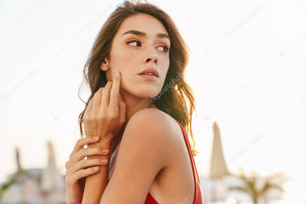 Photo closeup of alluring caucasian woman posing and looking aside