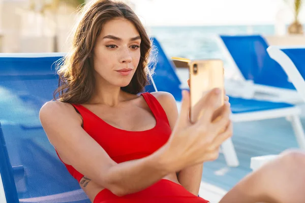 Foto de jovem mulher bonita tirando selfie no celular — Fotografia de Stock