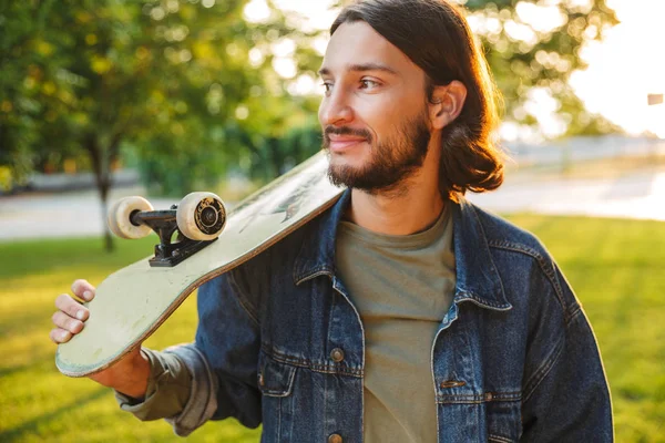 Bello sorridente giovane che passa del tempo al parco — Foto Stock