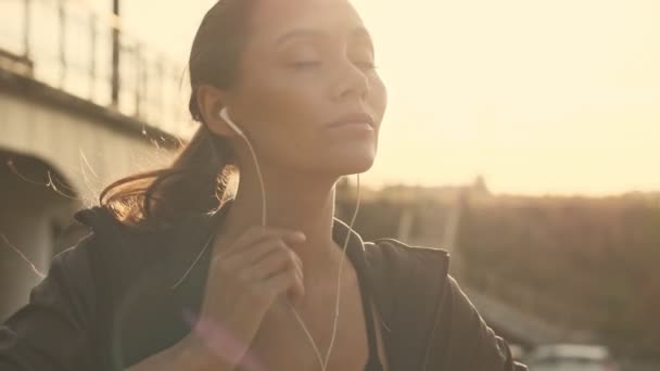 Close Uitzicht Van Lachende Mooie Aziatische Sportvrouw Oortelefoons Luisteren Naar — Stockvideo