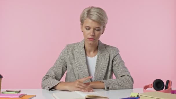 Jovem Bonita Vira Páginas Livro Seguida Joga Tudo Fora Mesa — Vídeo de Stock