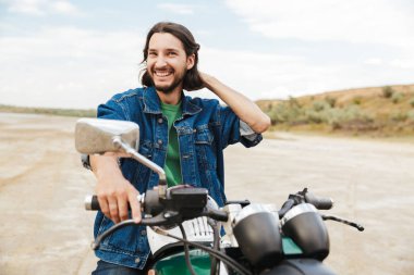 Sıradan kıyafetler giyen yakışıklı genç adam.