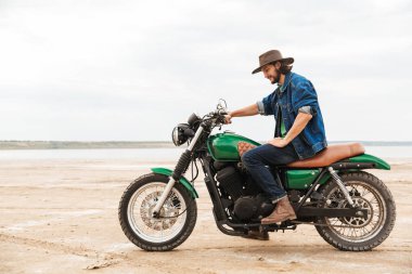 Sıradan kıyafetler giyen yakışıklı genç adam.