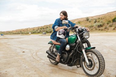 Sıradan kıyafetler giyen yakışıklı genç adam.