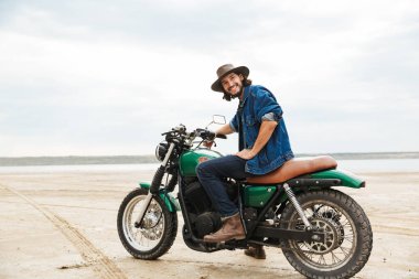 Sıradan kıyafetler giyen yakışıklı genç adam.